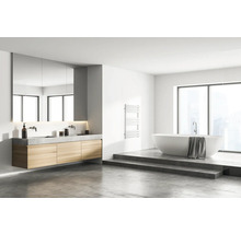 Helles Badezimmer mit Badewanne, Waschbeckenunterschrank und Spiegel