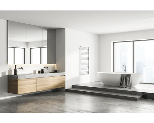 Helles Badezimmer mit Waschtisch, Spiegel, Badewanne und Handtuchwärmer