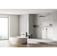 Badezimmer mit freistehender Badewanne, Handtuchwärmer und Dusche