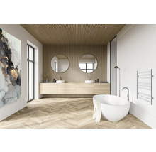Helles Badezimmer mit Doppelwaschtisch, runden Spiegeln, Badewanne und Heizkörper