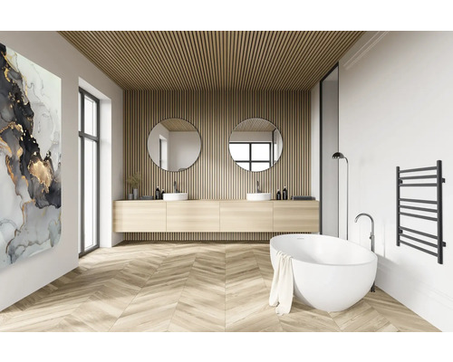 Helles Badezimmer mit Doppelwaschtisch, Spiegeln, Badewanne, Heizkörper und Holzboden