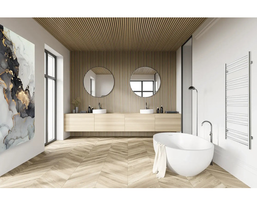 Helles Badezimmer mit Doppelwaschtisch, Badewanne und Handtuchwärmer