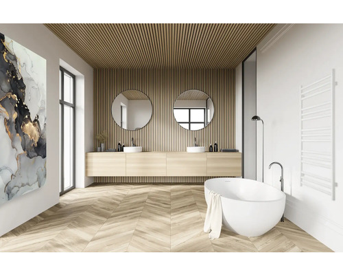 Badezimmer mit Waschtisch, Spiegeln, Badewanne und Holzverkleidung