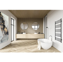Helles Badezimmer mit Waschtisch, zwei runden Spiegeln, Badewanne und Heizkörper