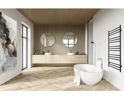 Helles Badezimmer mit Waschtisch, zwei runden Spiegeln, Badewanne und Heizkörper