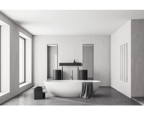 Badezimmer mit Badewanne, Waschbecken, Spiegeln und Heizkörper