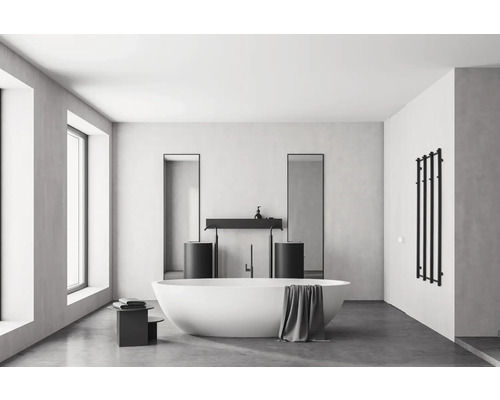 Helles Badezimmer mit freistehender Badewanne, Waschtischen, Spiegeln und Handtuchwärmer