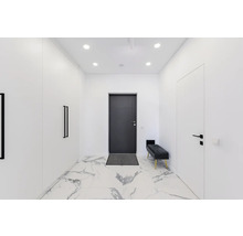 Heller Flur mit Garderobenschrank, Tür, Bank und Marmorboden