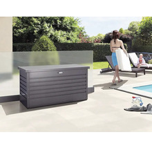 Szene im Außenbereich mit einer Aufbewahrungsbox neben einem Schwimmbecken