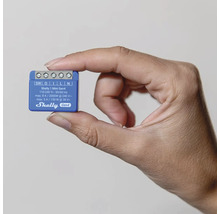 Shelly 1 Mini Gen4 Smart Home Relais in Hand gehalten