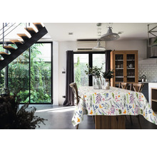Heller Raum mit Esstisch, bedeckt mit einer Tischdecke mit Blumen- und Schmetterlingsmuster
