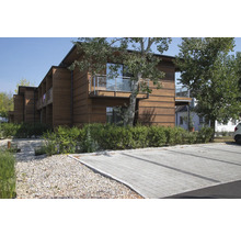 Außenansicht eines mehrstöckigen Gebäudes mit Parkplatz