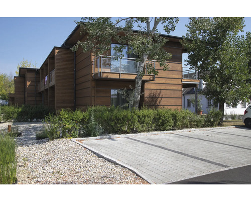 Außenansicht eines mehrstöckigen Gebäudes mit Parkplatz