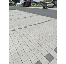 Quadratische Pflastersteine auf einer ebenen Fläche