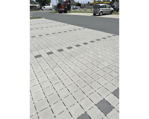 Quadratische Pflastersteine auf einer ebenen Fläche