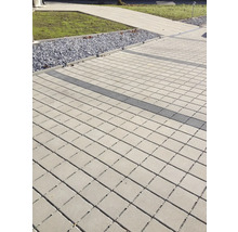 Gepflasterte Fläche mit Betonpflastersteinen