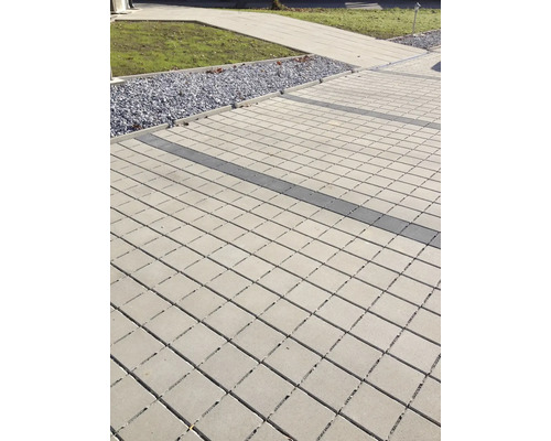 Gepflasterte Fläche mit Betonpflastersteinen