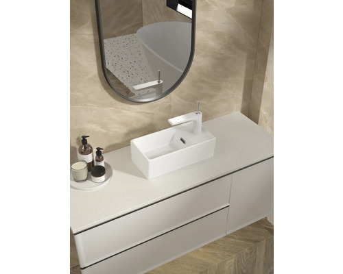 Modernes Badezimmer mit Waschbecken, Armatur, Spiegel und Badmöbeln