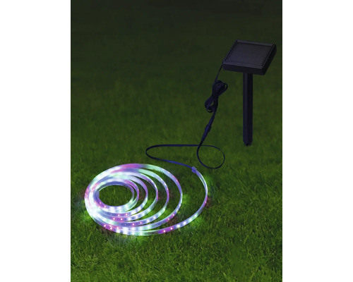 Solarbetriebener LED Lichtschlauch auf Rasen mit Solarpanel