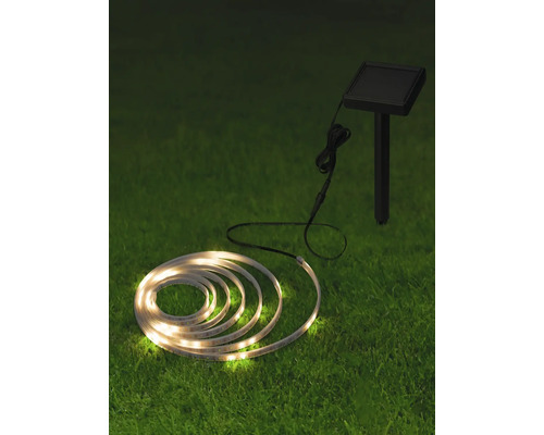 Solarbetriebene LED Lichterkette für den Aussenbereich auf Rasen.