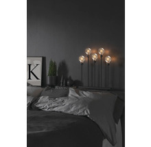 Dekorative Beleuchtung mit fünf Glühbirnen im Schlafzimmer