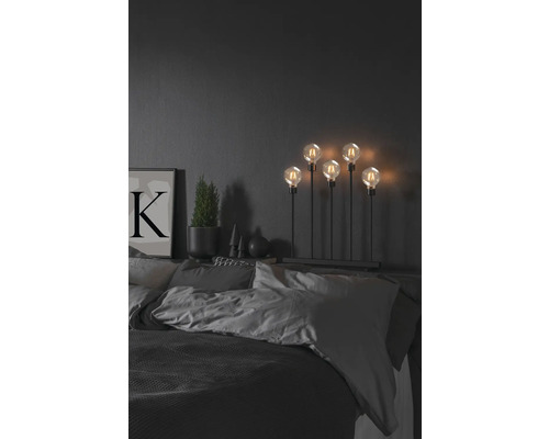 Dekorative Beleuchtung mit fünf Glühbirnen im Schlafzimmer
