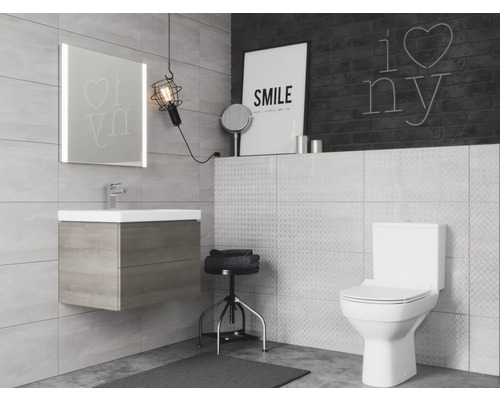 Modernes Badezimmer mit Waschtisch, Spiegel, Lampe und Toilette