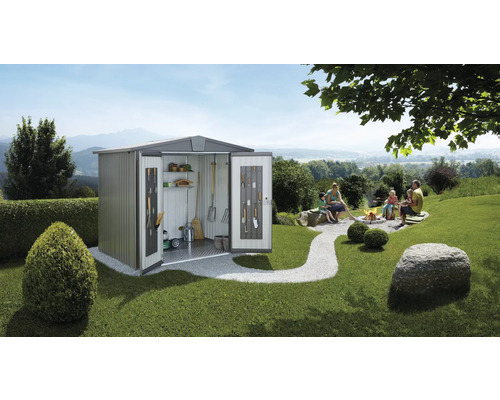 Gartenszene mit Gerätehaus, Werkzeugen und Familie am Lagerfeuer