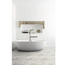 Badezimmer mit freistehender Badewanne, gefliester Boden und Ablagefläche in der Wand