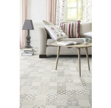 Wohnzimmer mit Couch, Tisch, Stehlampe und Bodenfliesen im Patchwork-Stil