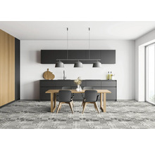 Helle Küche mit Esstisch, Stühlen und modernen grauen Küchenschränken.