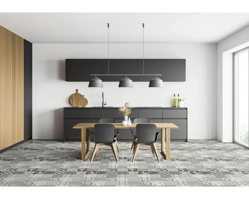 Helle Küche mit Esstisch, Stühlen und modernen grauen Küchenschränken.