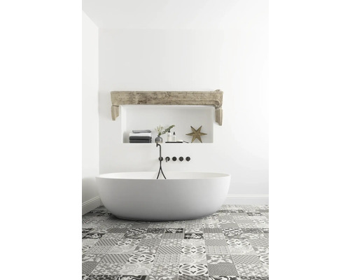 Helles Badezimmer mit freistehender Badewanne und gemusterten Fliesen