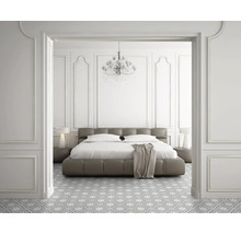 Schlafzimmer mit Doppelbett, Kristalllüster und gemustertem Fliesenboden