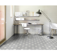 Büro mit Schreibtisch, Stuhl, Regalen und Boden mit Fliesenmuster.