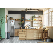 Helle Küche mit Kochinsel, Regalen und Edelstahlkühlschrank.