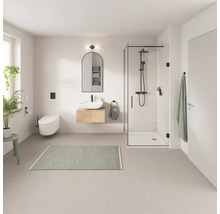 Helles Badezimmer mit Dusche, Waschbecken, Toilette und Spiegel