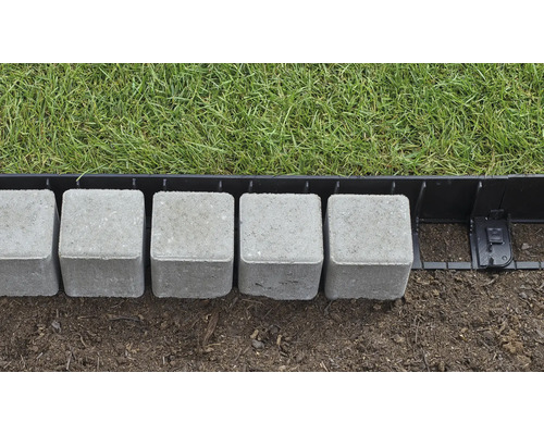 Gartenlandschaft mit Rasen, Pflastersteinen und Rasenkante zur Abgrenzung