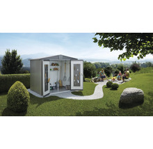 Gartenszene mit Gerätehaus, Familie am Lagerfeuer im Garten