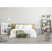 Helles Schlafzimmer mit Holzbett, Nachttischen und dekorativen Elementen