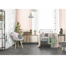 Ein Kinderzimmer mit einem Bett, einem Sessel und verschiedenen Möbelstücken.