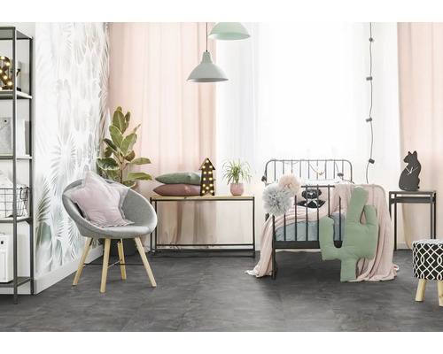 Einrichtungsbeispiel eines Kinderzimmers mit Bett, Sessel, Regal und Dekoration