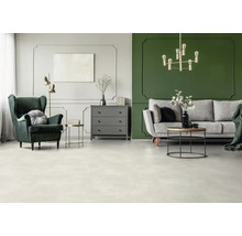 Wohnzimmer mit Sessel, Sofa, Kommode und Bodenbelag