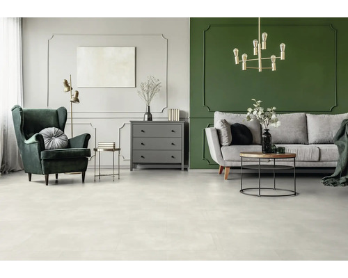 Wohnzimmer mit Sessel, Sofa, Kommode und Bodenbelag