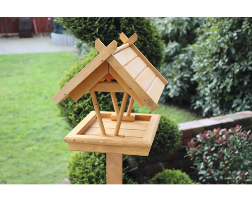 Vogelhaus aus Holz im Garten