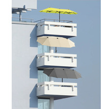 Mehrere Balkone mit Sonnenschirmen in Gelb, Beige und Grau am Haus