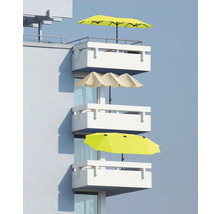 Fassade eines Gebäudes mit Balkonen und Sonnenschirmen