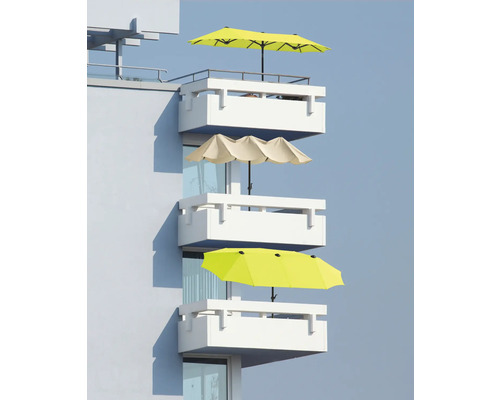 Fassade eines Gebäudes mit Balkonen und Sonnenschirmen