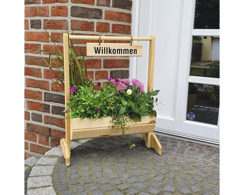Holzpflanzkasten mit Aufschrift Willkommen und bunten Blumen
