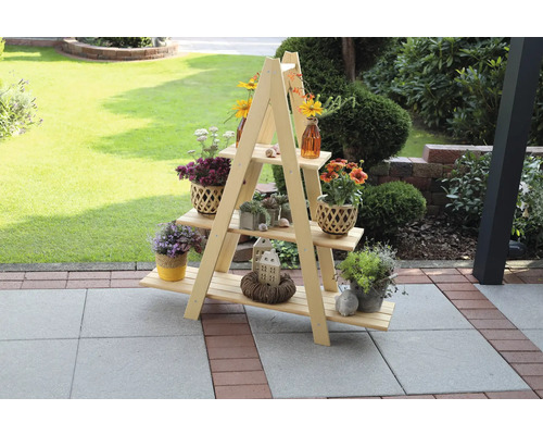 Dreistufiges Holz Pflanzenregal mit Blumen und Dekoration im Garten